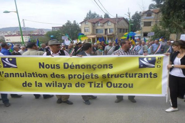 الأرسيدي في مسيرة بتيزي وزو احتجاجا على تجميد المشاريع