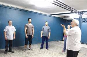 Réadaptation d'El-ouali Tahar retourne en son saint lieu, de Tahar Ouettar