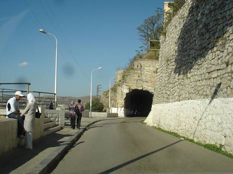 Randonnées pédestres dans la Médina : Le boulevard de l'Abîme, un chemin creusé dans le Rocher