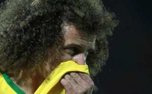 دافيد لويز يُغادر معسكر البرازيل