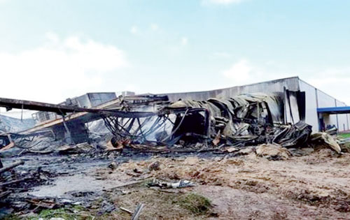 خسائر معتبرة في حريق مهول بمركب 