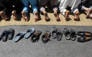 الشرطة تطيح بعصابة سرقة أحذية المصلين بالشلف