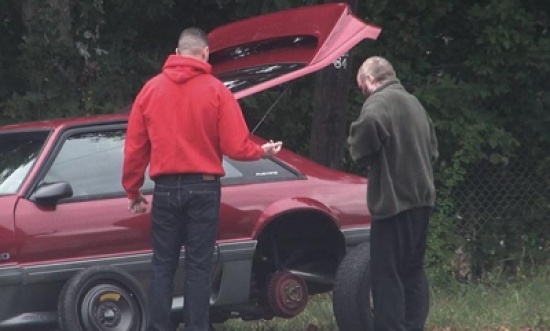 قصة رائعة...شاهد بالفيديو من توقف لمساعدة رجل تعطلت سيارته على الطريق وكيف كان جزاؤه