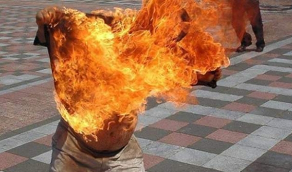 وفاة بائع متجول في تونس بعدما أحرق نفسه