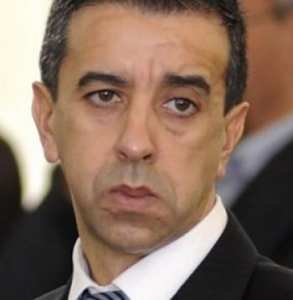 Les décisions unilatérales doivent cesser