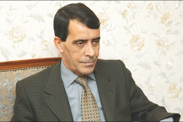 Le général Benhadid reste en prison