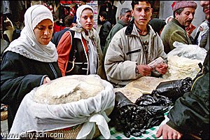 بسطات البائعين تحتل أرصفة الطرقات وزوايا الأحياء الشعبية ومداخل المساجد والساحات العمومية الجزائر: تسويق المنتجات المنزلية في رمضان