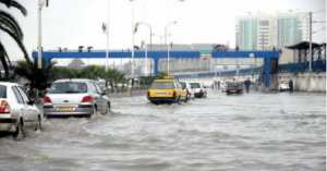 Des véhicules emportés par les eaux