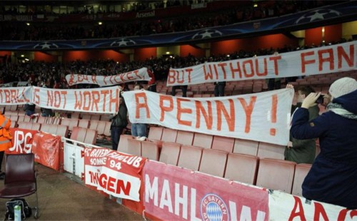 جمهور آرسنال صفق لجمهور بايرن ميونيخ الذي احتج على ارتفاع أسعار التذاكر بطريقته الخاصة