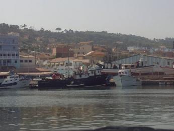 ميناء بوهارون بتيبازة نموذج حي لواقع الصيد المتدني في الجزائر