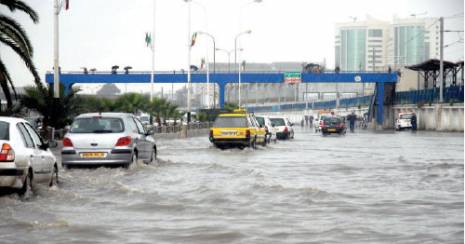 Des véhicules emportés par les eaux