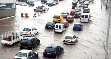 أمطار طوفانية تشرد 3 آلاف عائلة وتسقط أجزاء من سكنات السواحل بالعاصمة