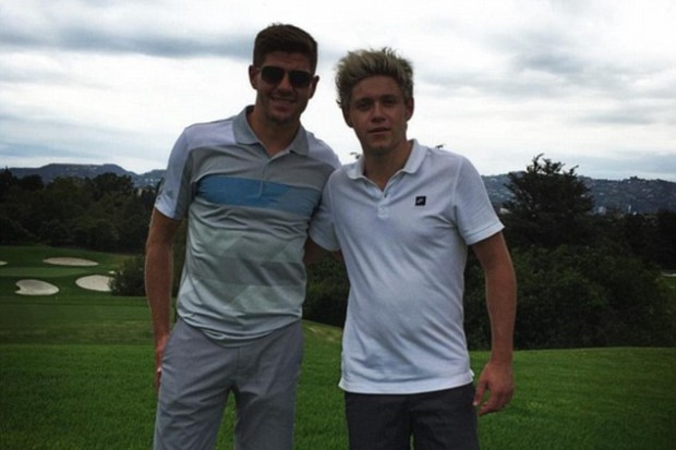 Les One Direction collectionnent les photos avec les stars de foot (Photos)