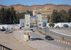 مقاول يُغلق جامعة الأغواط ويمنع الطلبة من الدراسة