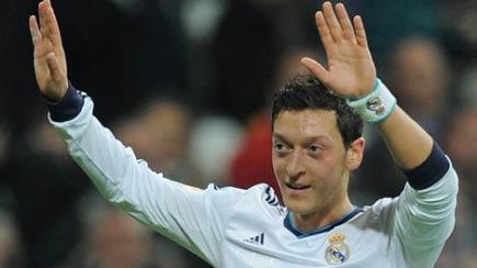 أوزيل يتصدر قائمة أفضل صانع أهداف في تاريخ الدوري الإنجليزي