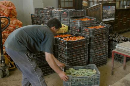 تجار سوق الجملة للخضر والفواكه بعنابة يطالبون بتدخل السلطات المحلية