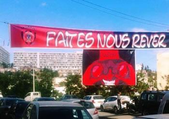 C'est la fête en rouge et noir