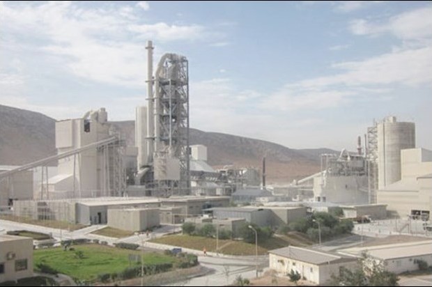 La matière qui se dégage de la cheminée de la cimenterie de Beni Saf inquiète