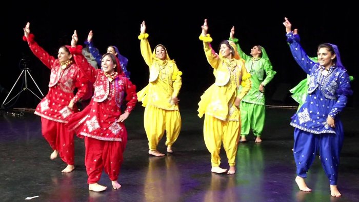 Une troupe indienne en représentation à Sétif