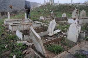 مجهولون ينبشون قبورا في تيبازة