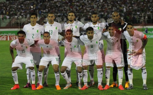 المنتخب الوطني سيلعب بالبذلة البيضاء