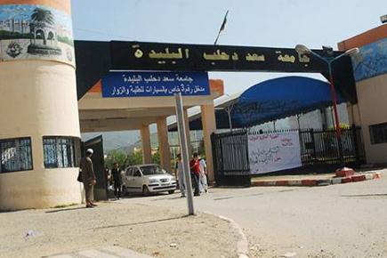 طلبة جامعة البليدة يستنجدون بحجار