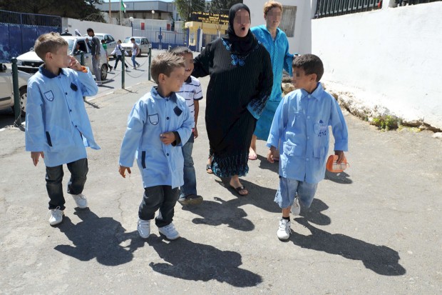 Les parents font le pied de grue devant les écoles