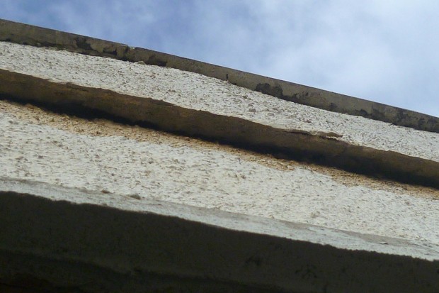 Risque d'effondrement d'une terrasse sur un jardin d'enfants