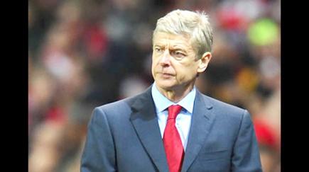 أرسنال الإنجليزي يبدي اهتمامه بضم مدافع جنوى آرماندو إيزي