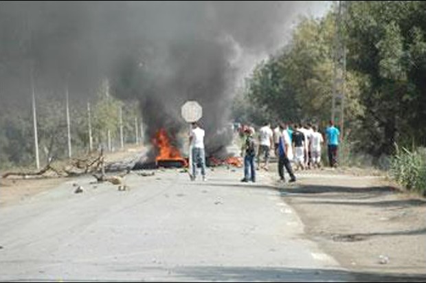 Les transporteurs en grève et des habitants barrent la route