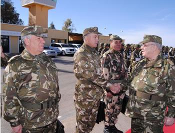 Gaïd Salah inspecte les troupes à Tindouf