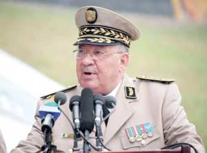 الفريق قايد صالح خلال زيارته لتندوف