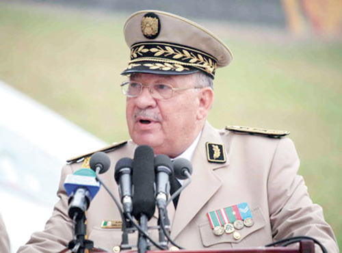 الفريق قايد صالح خلال زيارته لتندوف