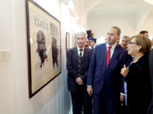 عز الدين ميهوبي يشرف على مراسم افتتاح الأيام التكريمية لمحمد ايسياخم بغليزان