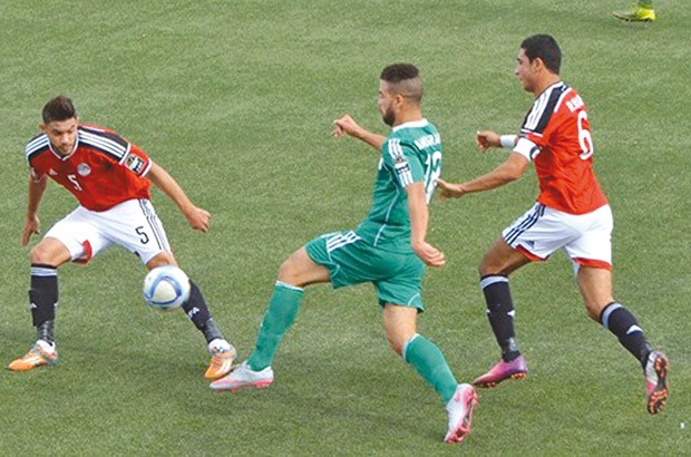 Les Verts dos au mur