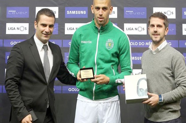 Slimani reçoit le trophée du meilleur but du mois d'Octobre