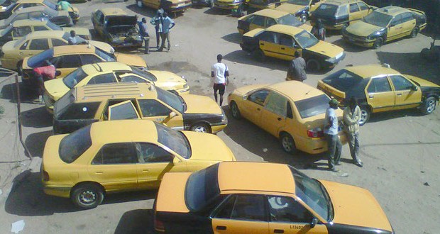 Sit-in des chauffeurs de taxi devant le siège de la wilaya
