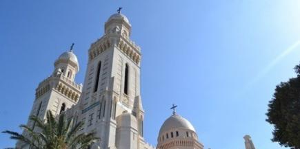 إرهابي يرمي قنبلة وسلاح ناري ويفر بعد انكشاف أمره بعنابة