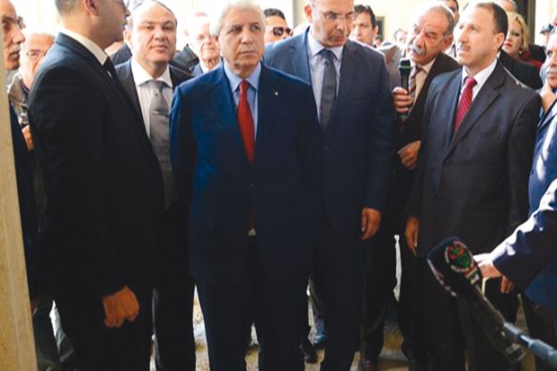 Tayeb Louh fuit les questions de la presse