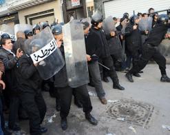 السلطات تتهم  الجزيرة  بمحاولة زعزعة استقرار البلاد               الشرطة التونسية تفرق بالقوة متظاهرين ضد البطالة في العاصمة