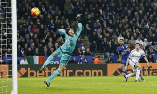 رياض محرز يقود ليستر سيتي للصدارة الدوري الإنجليزي