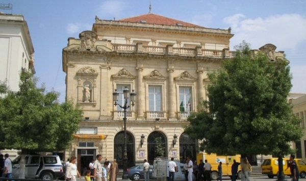 جميلة عراس تقود وقفة احتجاجية مع فنانين أمام المسرح الوطني