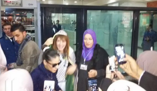 شاهد بالفيديو | طريقة استقبال جزائريين لسهيلة بن لشهب بمطار هواري بومدين تلهب 