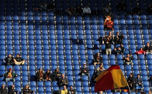 لاعبو روما احتفلوا بأعياد الميلاد تحت قذائف البيض