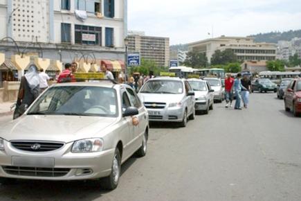سائقو سيارات الأجرة بالعاصمة يرفضون الانصياع للقرار ويهددون بالإضراب