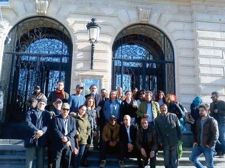 Des artistes observent un sit-in de soutien