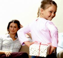 البعض يعتبره بدعة وتقليدا لعادات غربية              الاحتفال بـ “عيد الأم”.. هل يكفي يوم في السنة؟