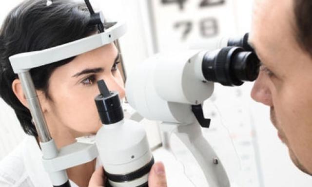 أزيد من 400 معوز يستفيدون من فحوصات أمراض العيون مجانية بالوادي