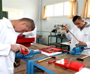 Blida / Electriciens, plombiers, maçons...