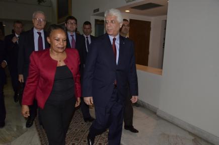 لوح يدفع وزيرة العدل الفرنسية إلى الاستعانة بمترجم